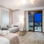 Dikap Luxury Aparts לימנריה